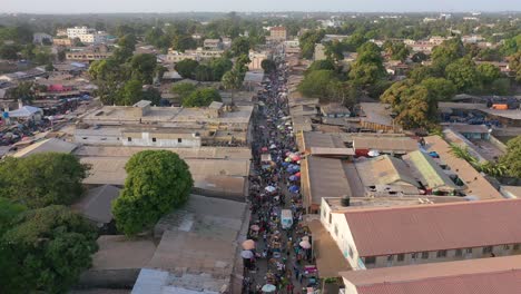 Antenne-über-Dem-Westafrikanischen-Straßenmarkt-In-Gambia-1