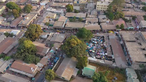 Sehr-Gute-Antenne-über-Westafrikanischen-Straßenmarkt-In-Gambia-Pässe-Für-Guinea-Bissau-Sierra-Leone-Nigeria-Elfenbeinküste-Oder-Liberia-1