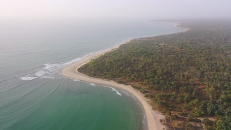 Antena-Sobre-La-Costa-De-Gambia,-África-Occidental-Con-Hermosas-Playas-De-Arena-Blanca
