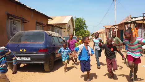 Kinder-Laufen-In-Zeitlupe-Auf-Einer-Unbefestigten-Straße-In-Westafrika-1