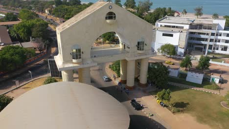 Vista-Aérea-Del-Arco-22-Puerta-De-Entrada-A-Gambia,-África-Occidental