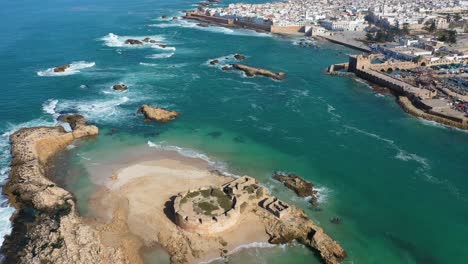 Bonita-Revelación-Aérea-De-La-Ciudad-De-Essaouira-Marruecos-Y-Ruinas-En-Una-Pequeña-Isla-En-Alta-Mar