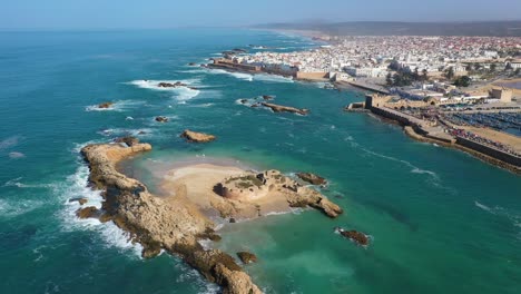 Schöne-Luftaufnahme-Der-Stadt-Essaouira-Marokko-Und-Ruinen-Auf-Kleiner-Insel-Vor-Der-Küste-1