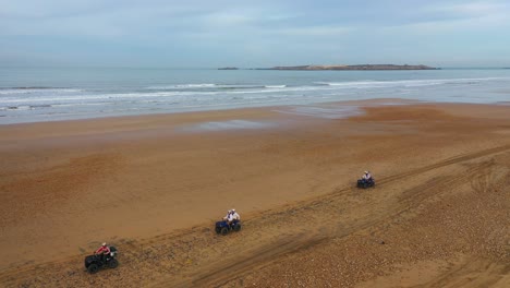 Touristen-Fahren-Mit-ATVs-An-Einem-Strand-In-Essaouira,-Marokko-1
