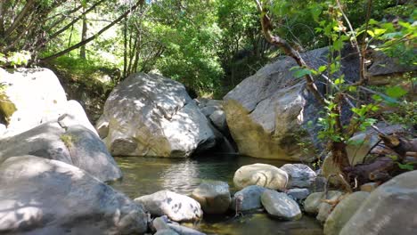 Langsame-Antenne-In-Richtung-Eines-Wasserfalls-Und-Eines-Bachbeckenwassers,-Das-In-Den-Bergen-Von-Santa-Ynez-Kalifornien-Fließt