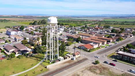 Antena-Drone-Sobre-La-Ciudad-Agrícola-De-Guadalupe,-California-Y-La-Torre-De-Agua-3