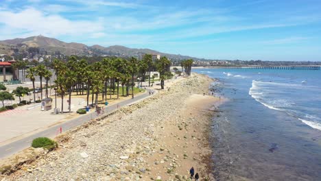 Antena-Sobre-El-Punto-Del-Surfista-Con-La-Ciudad-De-Ventura-California-Shore-Pier-Y-Fondo-De-Playa