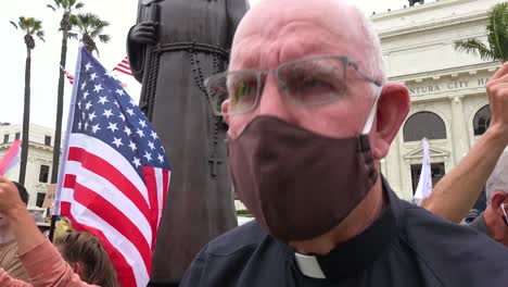 El-Sacerdote-Católico-Habla-En-Chumash-Indio-Americano-Protesta-Contra-El-Padre-Junipero-Serra-Estatua-En-Frente-Del-Ayuntamiento-De-Ventura-California