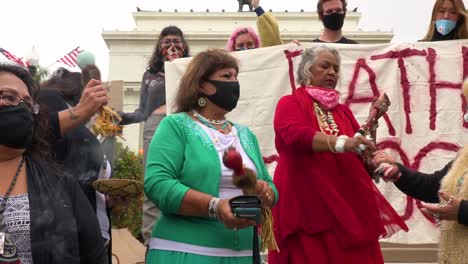 Las-Mujeres-Indias-Americanas-Cantan-En-Chumash-Nativos-Americanos-Protesta-Contra-El-Padre-Junipero-Serra-Estatua-En-Frente-Del-Ayuntamiento-De-Ventura-California