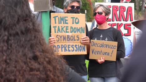 Chumash-Indio-Americano-Protesta-Contra-El-Padre-Junipero-Serra-Estatua-En-Frente-Del-Ayuntamiento-Ventura-California-4