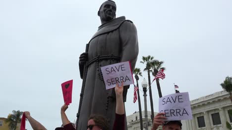 Chumash-Indio-Americano-Protesta-Contra-El-Padre-Junipero-Serra-Estatua-En-Frente-Del-Ayuntamiento-Ventura-California-5