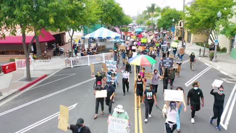 Vista-Aérea-Over-Crowds-Large-Black-Lives-Matter-Blm-Protest-March-Marching-Through-A-Small-Town-Ventura-California-1