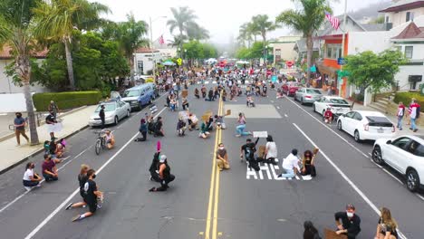 Antena-Sobre-Multitudes-Grandes-Vidas-Negras-Importan-Marcha-De-Protesta-De-Blm-Arrodillado-En-La-Calle-Ventura-California-1