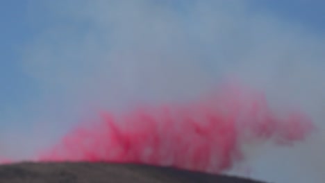 Starrflügler-Lässt-Feuerhemmendes-Phos-Chek-Auf-Ein-Buschfeuer-Fallen,-Das-In-Den-Hügeln-Südkaliforniens-Brennt