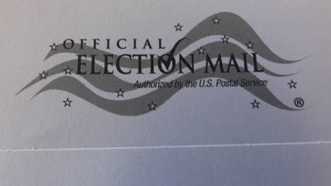 Briefwahl-Stimmzettel-Werden-Während-Der-Präsidentschaftswahlen-Hochgehalten