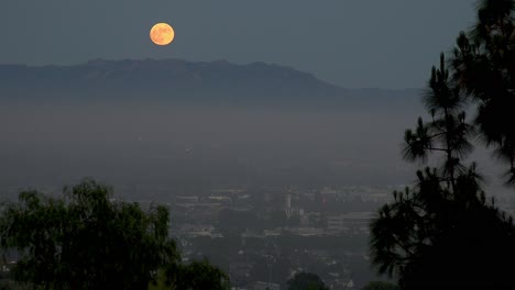 Ein-Vollmond-Erhebt-Sich-über-Los-Angeles-Ventura-Vororte-Malibu-Hills-Südkalifornien-Mondaufgang
