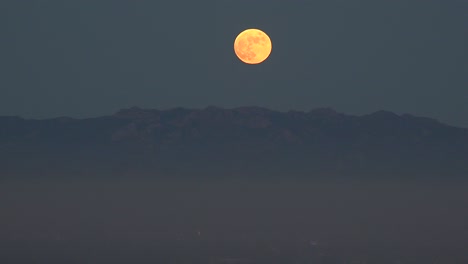 Ein-Vollmond-Erhebt-Sich-über-Den-Vororten-Von-Los-Angeles-Malibu-Hills-Südkalifornien-Mondaufgang-1