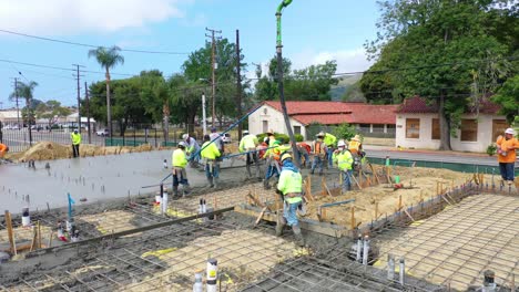Construcción-Workers-At-Construcción-Site-With-Giant-Crane-Pouring-Concrete-Foundation-In-Ventura-California