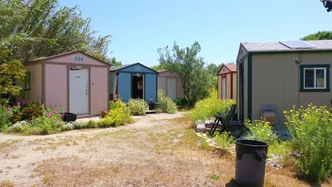 Antenne-Von-Lagerschuppen,-Die-In-Obdachlosenlager-Im-Flussbettbereich-Von-Ventura-Oxnard,-Kalifornien,-Umgewandelt-Wurden