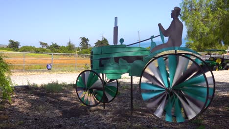 Ein-Traktor-Hof-Ornament-Mit-Rädern,-Die-Sich-Auf-Einer-Ranch-Oder-Einem-Bauernhof-In-Santa-Barbara,-Kalifornien,-Drehen