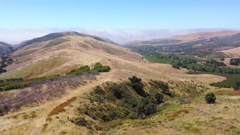 Antena-A-Lo-Largo-De-Dry-Brush-Hillside-Ranch-Propiedad-En-Las-Montañas-Santa-Ynez-De-Santa-Bárbara,-California-1