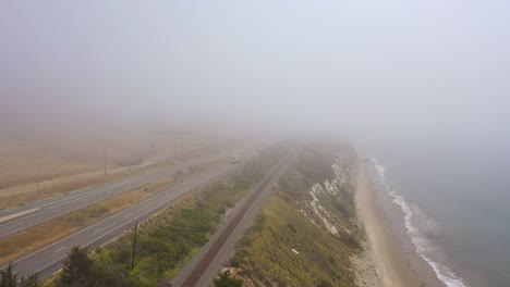 Antena-Sobre-Una-Autopista-Neblinosa-US-101-Pacific-Coast-Highway-Con-Tráfico-A-Lo-Largo-De-La-Costa-De-California-1