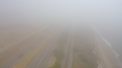 Antena-Sobre-Una-Autopista-Neblinosa-Us-101-Pacific-Coast-Highway-Con-Tráfico-A-Lo-Largo-De-La-Costa-De-California-2