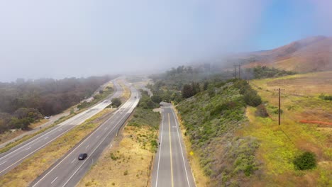 Antena-Sobre-Una-Autopista-Neblinosa-Us-101-Pacific-Coast-Highway-Con-Tráfico-A-Lo-Largo-De-La-Costa-De-California-4