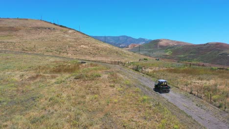 Aerial-Rancher-Fahren-ATV-Entlang-Der-Ridgetop-Einer-Ranch-In-Den-Santa-Ynez-Bergen-In-Der-Nähe-Von-Santa-Barbara,-Kalifornien-1