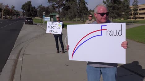 Trump-Anhänger-Protestieren-Gegen-Wahlbetrug-Bei-Den-US-Präsidentschaftswahlen-Auf-Der-Straße-In-Ventura-Kalifornien