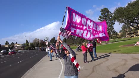 Los-Partidarios-De-Trump-Protestan-Contra-El-Fraude-Electoral-En-Las-Elecciones-Presidenciales-De-Los-Estados-Unidos-Con-Grandes-Banderas-Ondeando-En-La-Calle-En-Ventura-California-Las-Mujeres-De-Trump-Están-Representadas