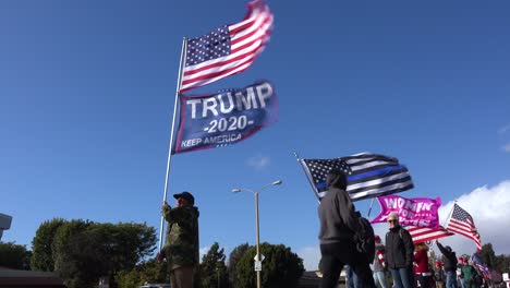 Los-Partidarios-De-Trump-Protestan-Contra-El-Fraude-Electoral-En-Las-Elecciones-Presidenciales-De-Estados-Unidos-Con-Grandes-Banderas-Ondeando-En-La-Calle-En-Ventura,-California-1