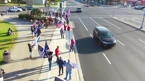 Antena-Sobre-Los-Partidarios-De-Trump-En-El-Mitin-De-Protesta-Por-El-Fraude-Electoral-En-La-Esquina-De-La-Calle-En-Ventura,-California-9