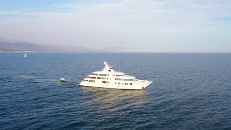 Vista-Aérea-Over-A-Large-White-Private-Yacht-Cruising-Off-The-Coast-Of-Santa-Barbara-California-1