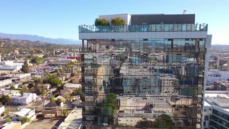 Antena-De-Edificio-De-Apartamentos-De-Gran-Altura-Con-Espejos-Reflectantes-En-Hollywood,-Los-Ángeles,-California-1