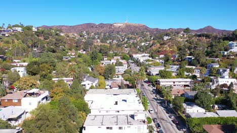 Hoher-Winkel,-Der-Hollywood-Hügel-über-Beachwood-Drive-In-Hollywood-Errichtet,-Mit-Autos,-Die-In-Richtung-Hollywood-Zeichen-Fahren