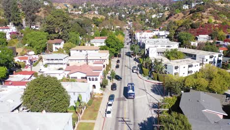 Antenne-Nach-Oben-Kippen-Enthüllen-Beachwood-Drive-In-Hollywood-Mit-Dem-Bus,-Der-In-Richtung-Hollywood-Schild-Fährt