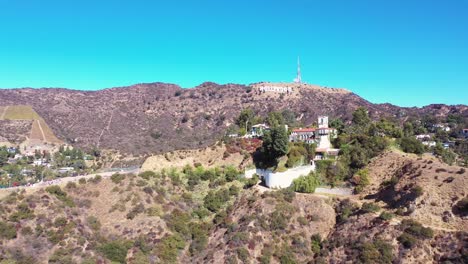 Aufsteigende-Antenne-über-Den-Hollywood-Hills-Das-Hollywood-Zeichen-Und-Die-Villenviertel-Und-Häuser-Am-Hang