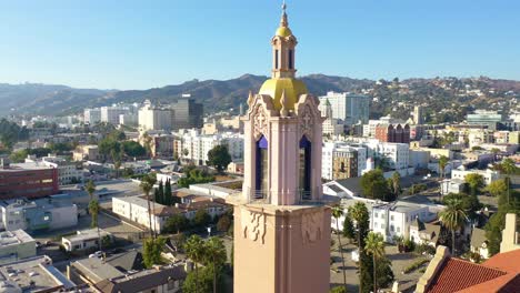 Antena-Sobre-El-Santísimo-Sacramento-De-La-Iglesia-Católica-En-Hollywood,-California-1