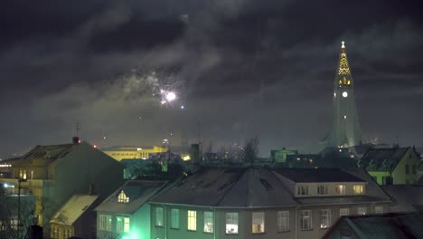 Feuerwerk-An-Silvester-In-Reykjavik-Island-Mit-Der-Hallgrimskirkja-Kirche-In-Sichtweite-1