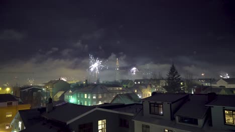 Feuerwerk-An-Silvester-In-Reykjavik-Island-Mit-Der-Hallgrimskirkja-Kirche-In-Sichtweite-3
