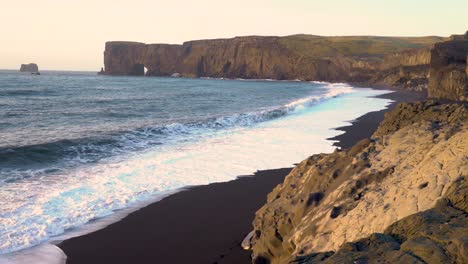 Wellen-Schlagen-Am-Schwarzen-Sandstrand-In-Der-Nähe-Des-Felsbogens-Von-Dyrholaey-Island