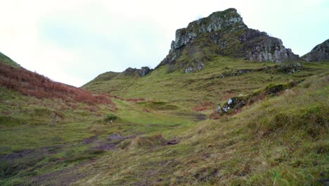 Ein-Windiger-Tag-Ist-Auf-Fairy-Glen-Auf-Der-Isle-Of-Skye-In-Schottland-Zu-Sehen