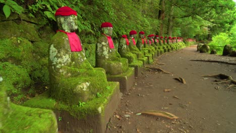 The-NarabiJizo-statues-are-seen-in-a-forested-area-of-Nikko-Japón-4