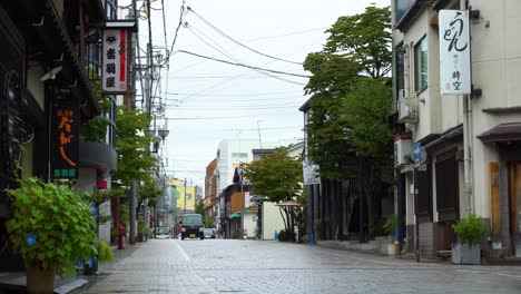 Una-Camioneta-Conduce-Por-Una-Calle-Vacía-En-Tokio,-Japón