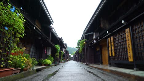 Se-Ve-Una-Calle-Lluviosa-Sanmanchi-Suji-En-Takayama,-Japón