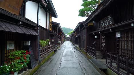 Eine-Fahrzeugmontierte-Kamera-Nimmt-Aufnahmen-Auf,-Während-Sie-Eine-Verregnete-Sanmanchi-Suji-Straße-In-Takayama,-Japan,-Entlang-Fährt