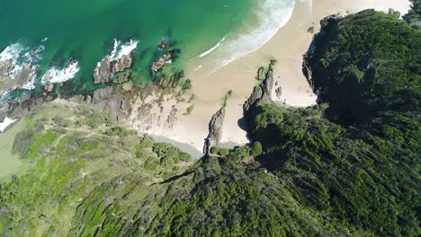 Eine-Luftaufnahme-Zeigt-Die-Bewaldeten-Klippen-Am-Whites-Beach-In-Byron&#39;s-Bay,-Australien