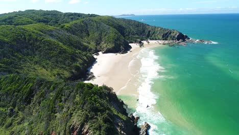 Eine-Luftaufnahme-Zeigt-Touristen,-Die-Die-Wellen-Am-Whites-Beach-In-Byron&#39;s-Bay-Australien-Genießen