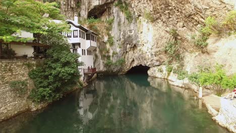 Eine-Kamera-Bewegt-Sich-Entlang-Des-Buna-flusses-In-Blagaj-Bosnien-Und-Nähert-Sich-Einer-Höhle
